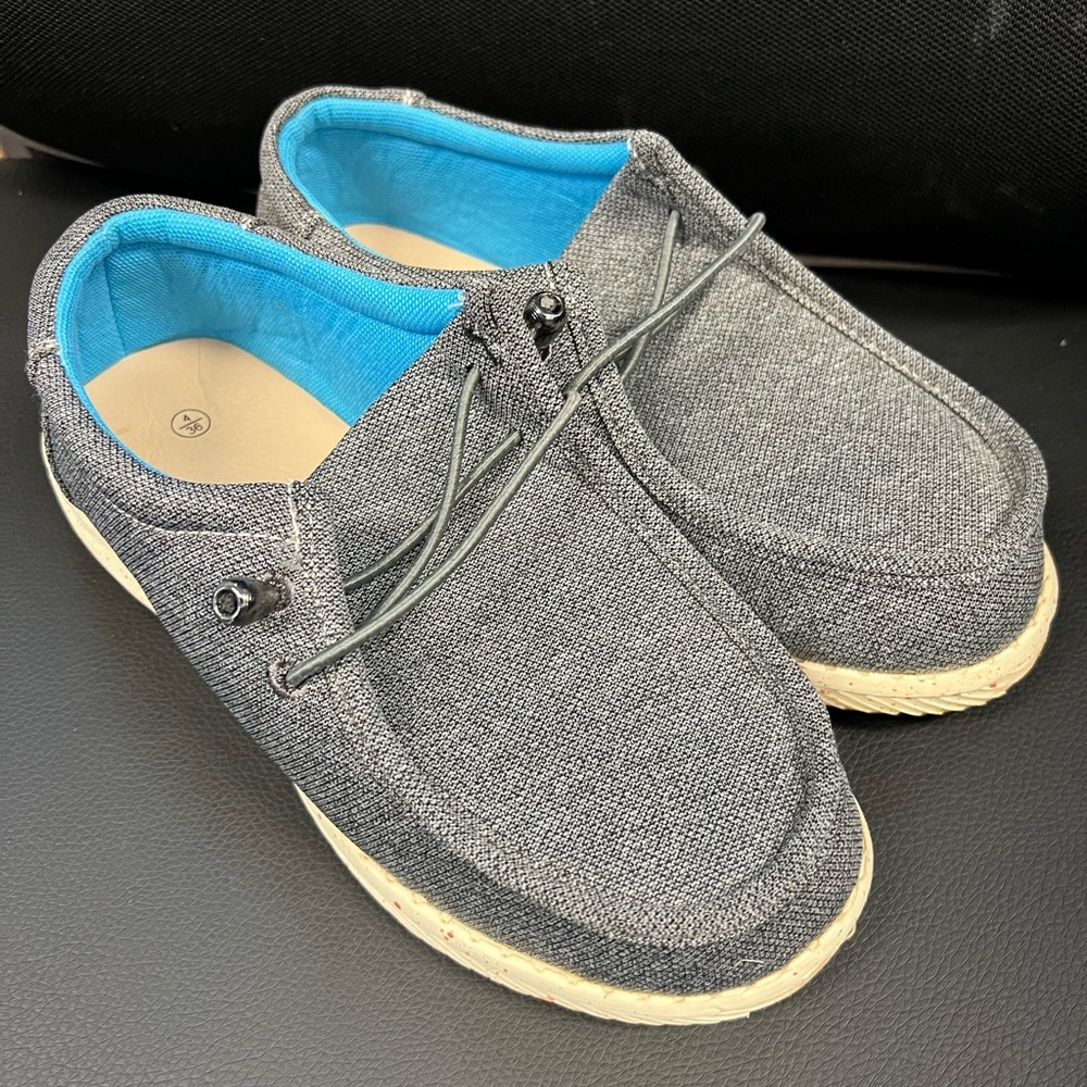 Kids shoes, size 4